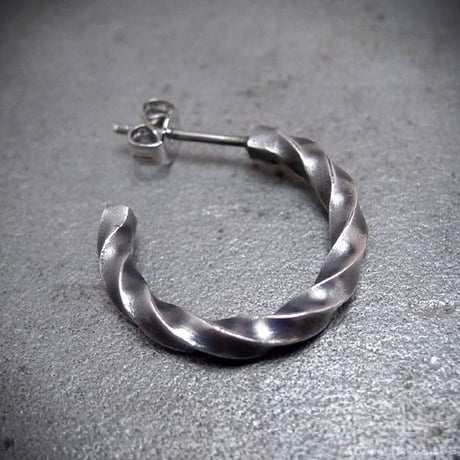 シルバー925 程よいアンティーク感 ねじれピアス