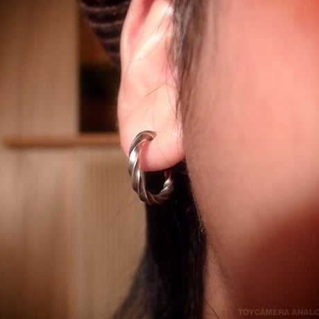 シルバー925 程よいアンティーク感 ねじれピアス