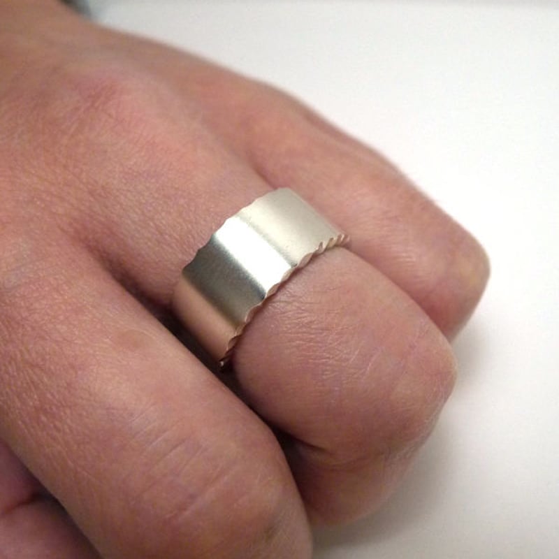 シルバー925製側面を削り出しキラキラと輝くテクスチャーリング