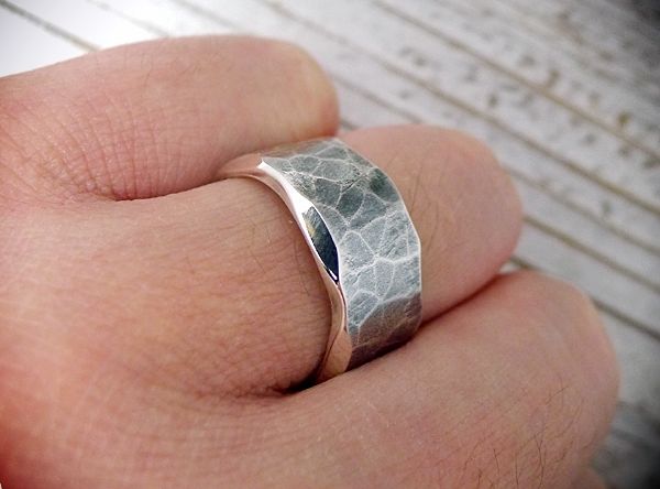 シルバー925叩き込まれた無骨感！インパクトのあるリング fit=scale-down,w=1200