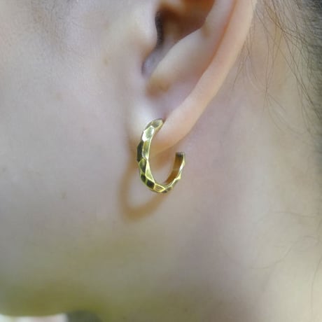 ランダムに削り出したハンドメイドならではの質感真鍮製ピアス