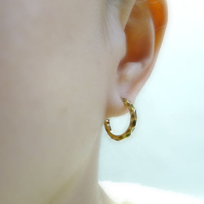 ランダムに削り出したハンドメイドならではの質感真鍮製ピアス | IMERU