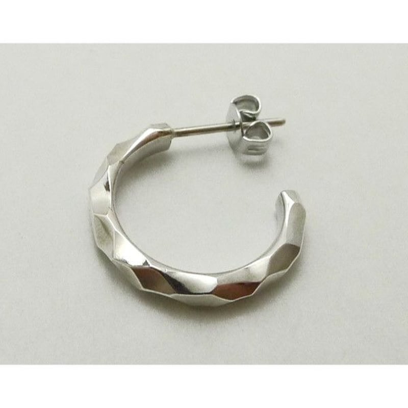 ランダムに削り出したハンドメイドならではの質感シルバー925製