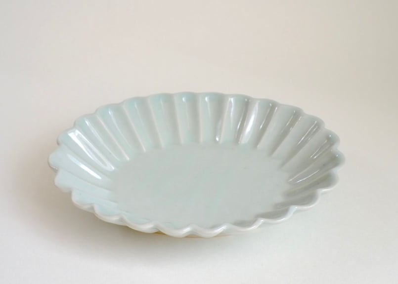 青地に白い花の陶磁器皿 畑萬陶苑 モイスト青磁 唐花三ツ穴 銘々皿