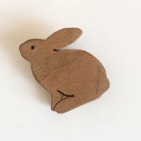 木のブローチ　うさぎ