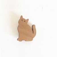木のブローチ ねこ