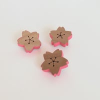 木のブローチ　サクラ（１個販売）