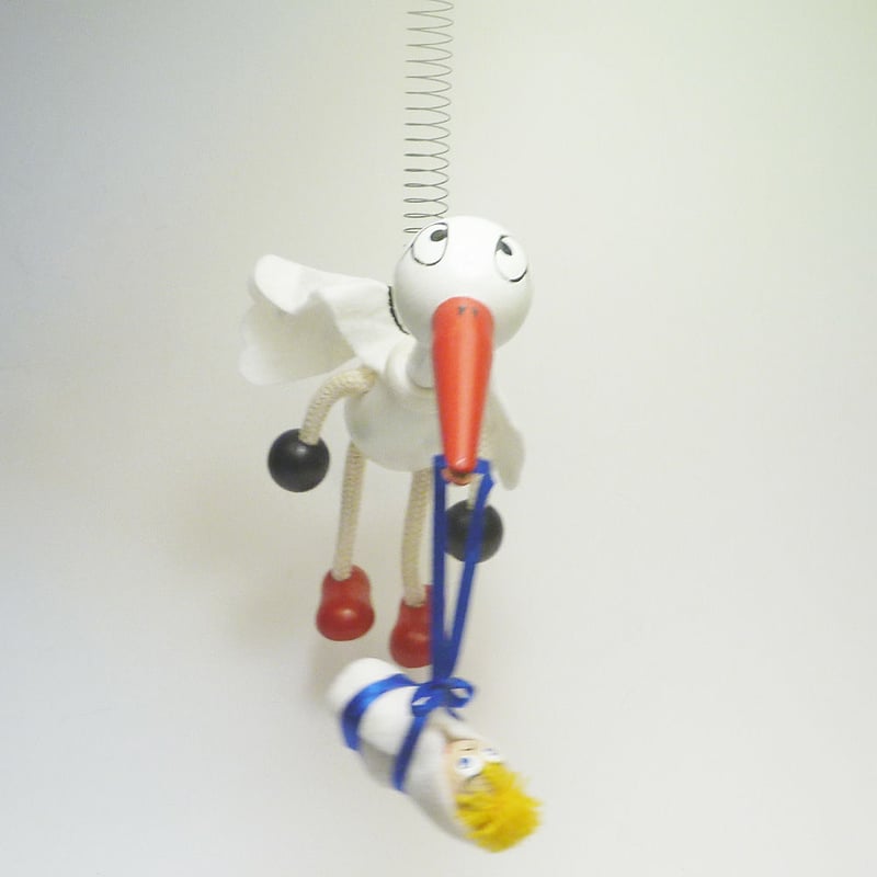 チェコのおすわり人形 コウノトリと赤ちゃんバネ付人形