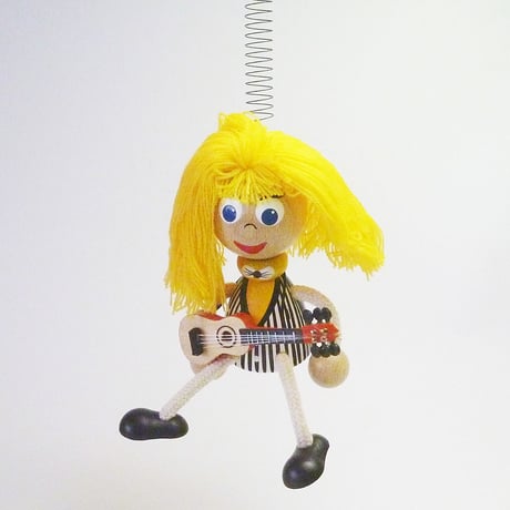 チェコのおすわり人形　ギターリストバネ付人形