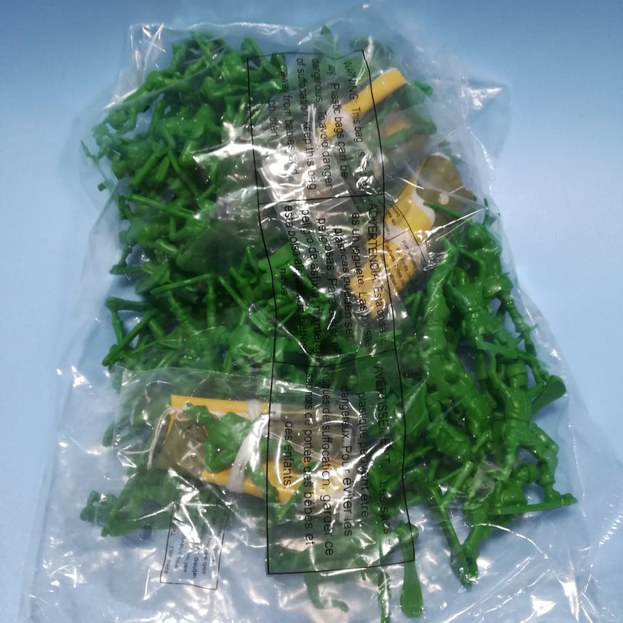 トイストーリー』バケツにグリーンアーミーメンが75体入った