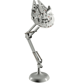 ファルコン号がデスクを照らす。スターウォーズ ミレニアムファルコン