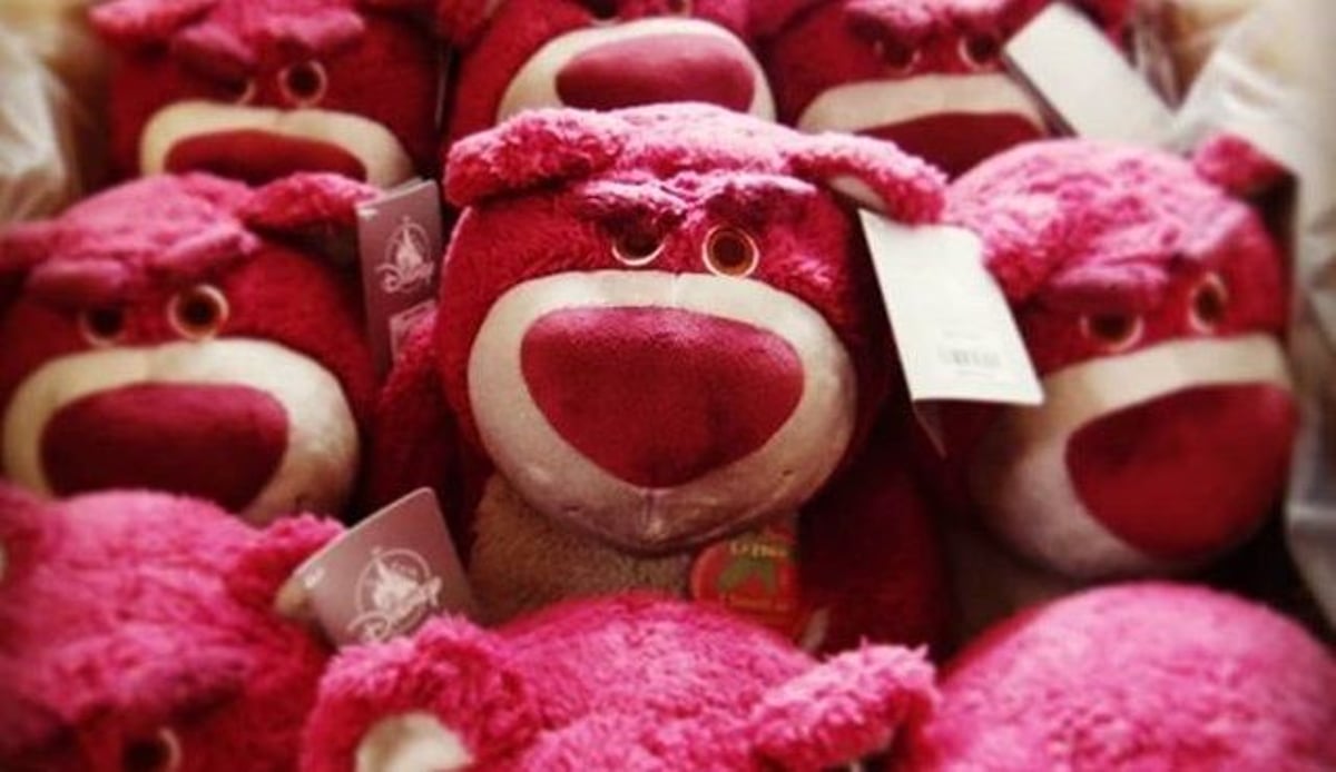 トイストーリー』実物大「ロッツォ・ハグ・ベア」ぬいぐるみ再入荷