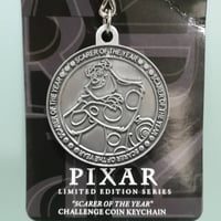 ピクサー『モンスターズインク』 "スケア・オブ・ザ・イヤー"メダル型キーチェーン