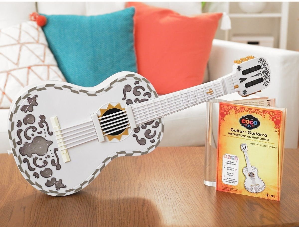 リメンバー・ミー』マテル製 ギターが弾けなくてもそれっぽく遊べる