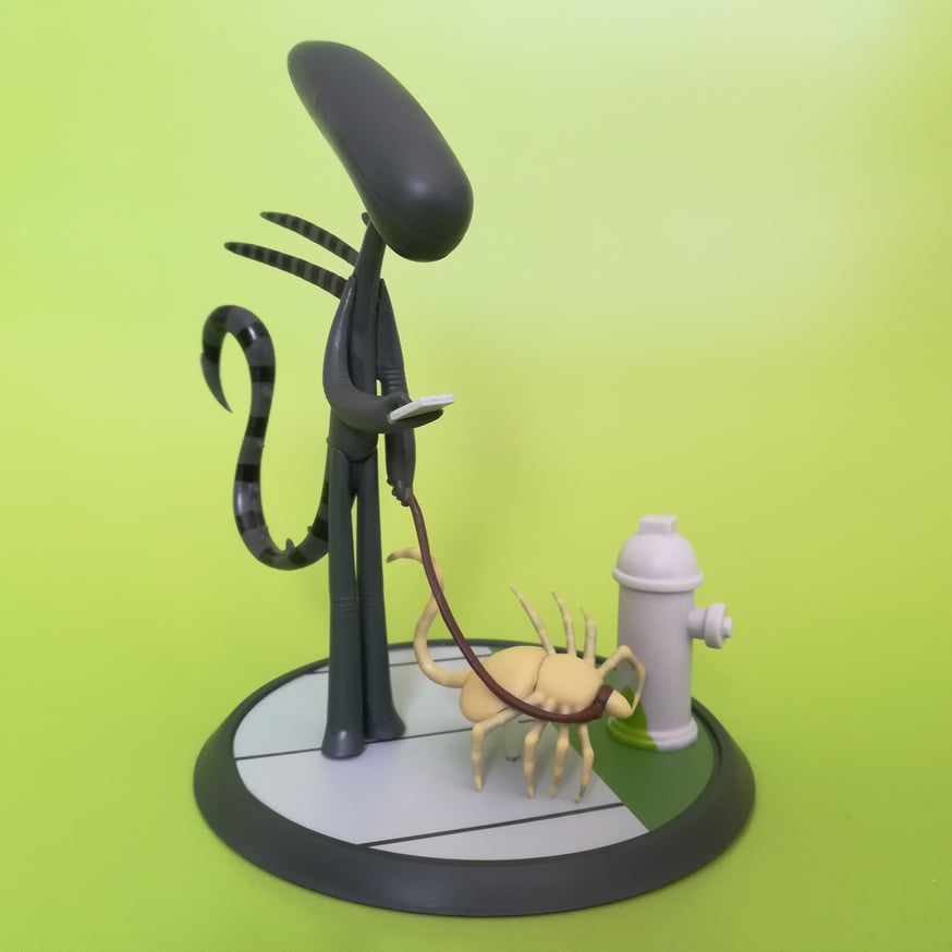 エイリアンがフェイスハガーとお散歩中！ﾕﾙ~ｲ 絵本『Alien Next