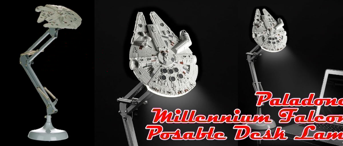 ファルコン号がデスクを照らす。スターウォーズ ミレニアムファルコン