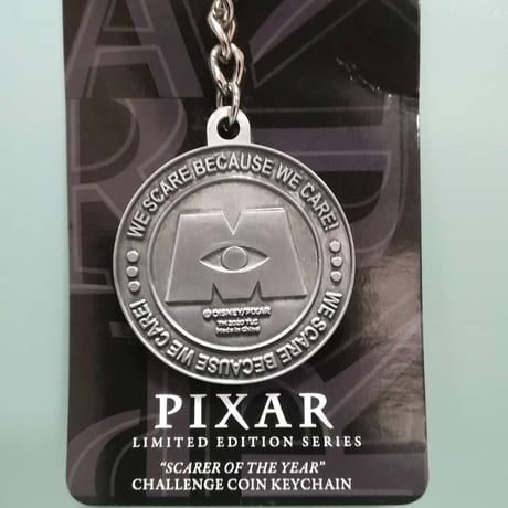 ピクサー『モンスターズインク』 "スケア・オブ・ザ・イヤー"メダル型キーチェーン