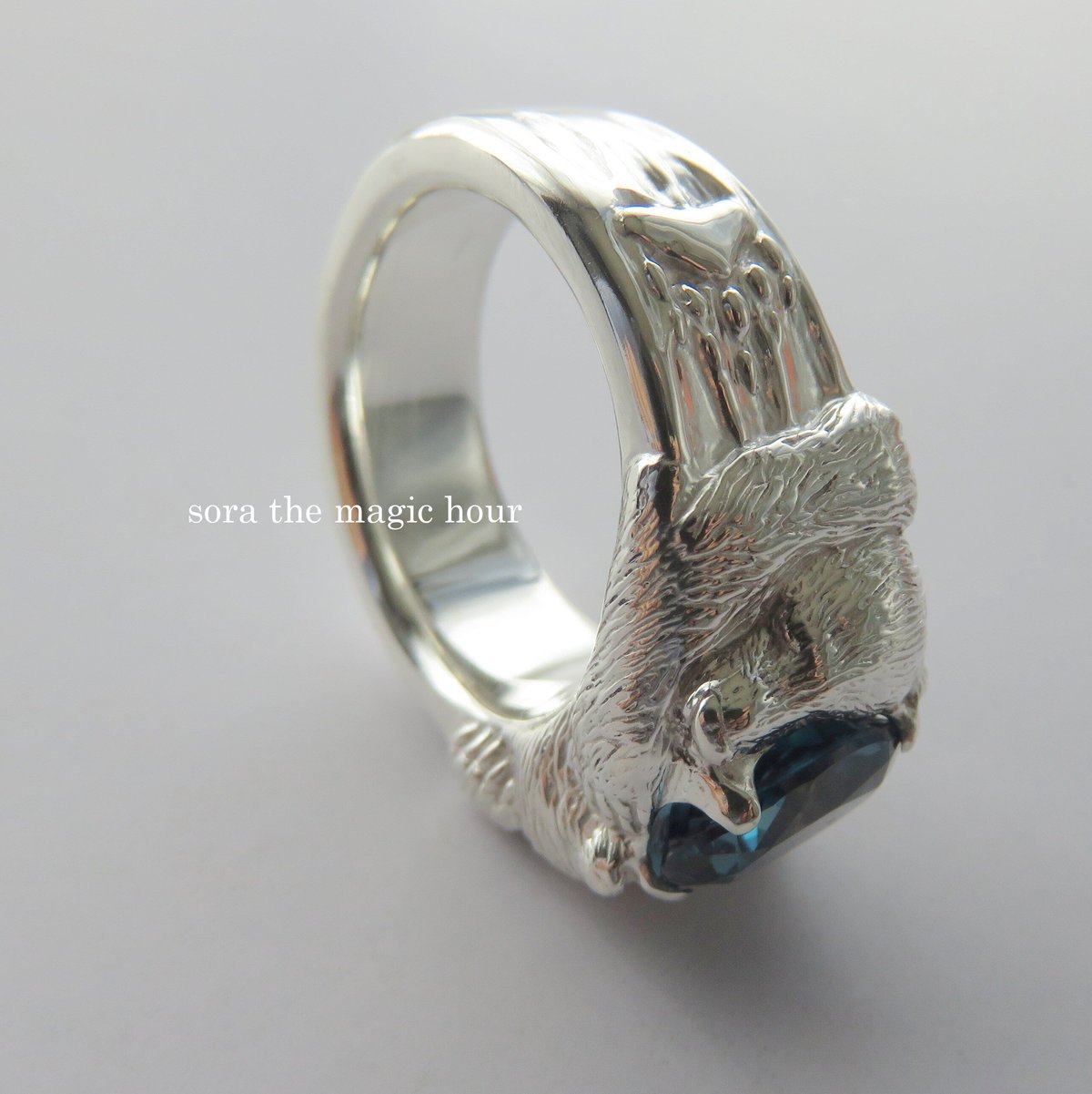 ホッキョクグマがハグをするリング silver925 シロクマ好きさんへ
