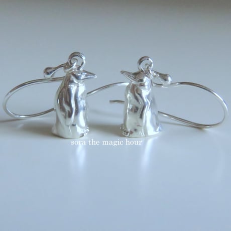 皇帝ペンギンの揺れるピアス　ペンギン大好き　ボリューミーピアス　penguin pierced earrings