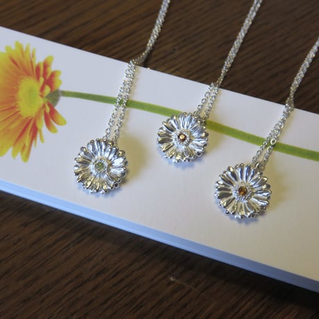 ガーベラのネックレス 　大人かわいい　ガーベラ好きさんへ贈る　Mサイズ  Garbera　味わいシルバーアクセサリー花言葉「希望」「前向き」11月誕生花