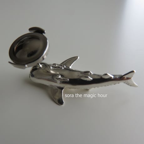 ジンベエザメ　ラペルピン　Whale shark lapel pin　ピンブローチ　タックピン