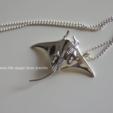 オニイトマキエイシルバーネックレス　大人可愛いリアルなマンタ　Manta ray silver necklace