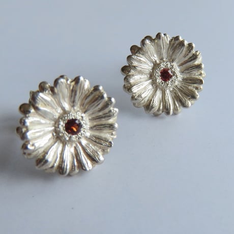 ガーベラのピアス　Silver925　CZ　ガーベラ好きさんへ贈る味わいシルバーアクセサリー花言葉「希望」「前向き」11月誕生花