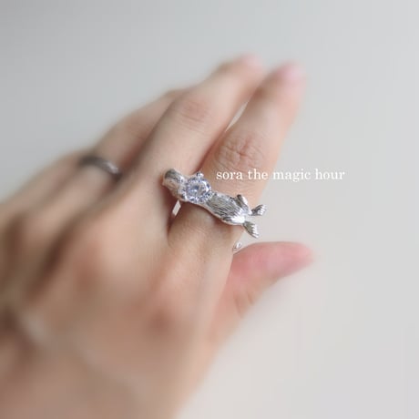 ぷかぷか石もちラッコのフリーリング　ボリューミーなシルバーアクセサリー