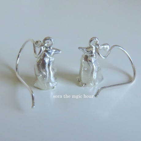 皇帝ペンギンの揺れるピアス　ペンギン大好き　ボリューミーピアス　penguin pierced earrings