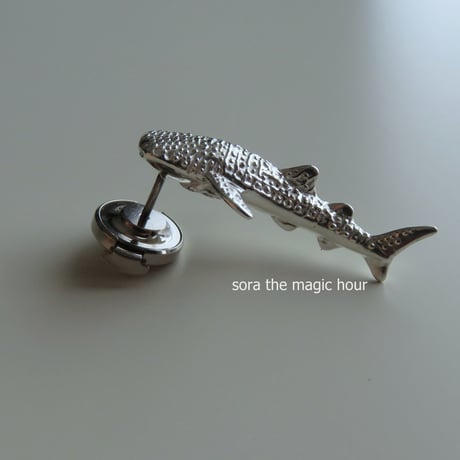 ジンベエザメ　ラペルピン　Whale shark lapel pin　ピンブローチ　タックピン