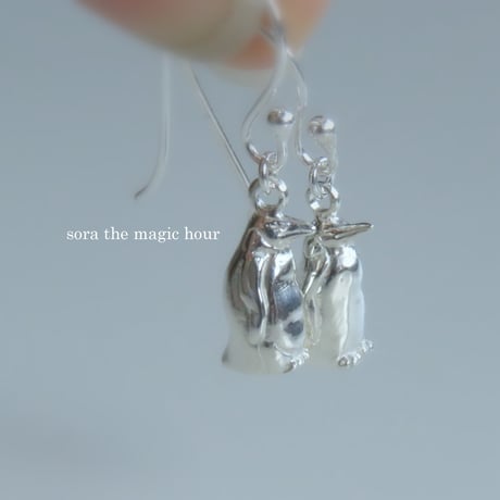 皇帝ペンギンの揺れるピアス　ペンギン大好き　ボリューミーピアス　penguin pierced earrings