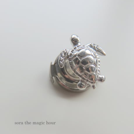 アオウミガメ ピン　タイピン　ピンブローチ　green turtle pin