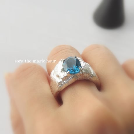 ホッキョクグマがハグをするリング　silver925　シロクマ好きさんへ　【受注生産】