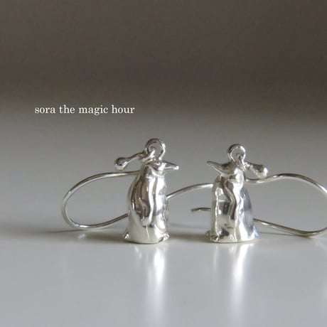 皇帝ペンギンの揺れるピアス　ペンギン大好き　ボリューミーピアス　penguin pierced earrings
