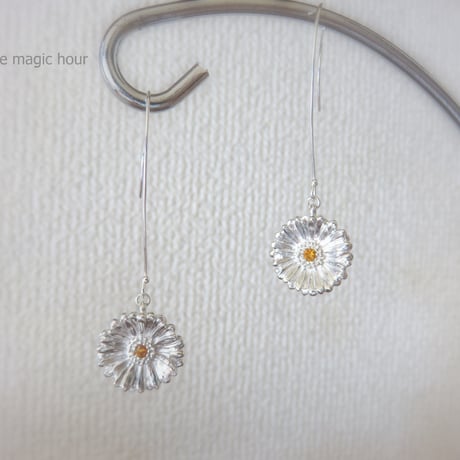 ガーベラピアス、 sizeL ガーベラフックピアス、【受注生産】ガーベラ好きさんへ贈る味わいシルバーアクセサリー花言葉「希望」「前向き」11月誕生花