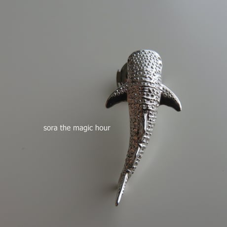 ジンベエザメ　ラペルピン　Whale shark lapel pin　ピンブローチ　タックピン
