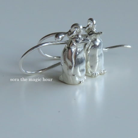 皇帝ペンギンの揺れるピアス　ペンギン大好き　ボリューミーピアス　penguin pierced earrings