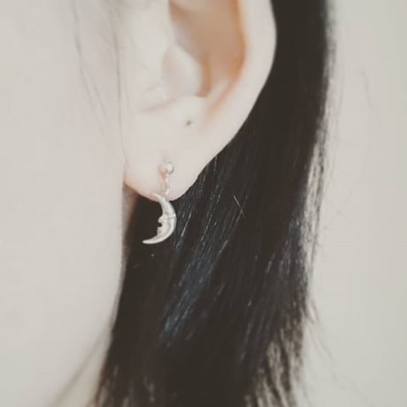 月のゆれるポストピアス　S　三日月のピアス　moon