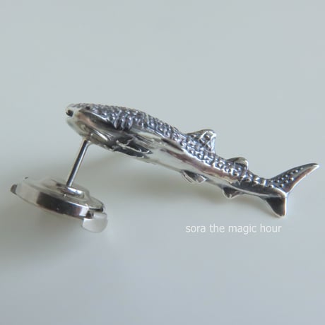ジンベエザメ　ラペルピン　Whale shark lapel pin　ピンブローチ　タックピン