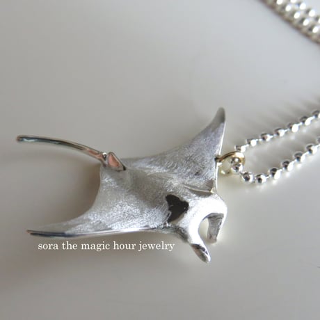 オニイトマキエイシルバーネックレス　大人可愛いリアルなマンタ　Manta ray silver necklace