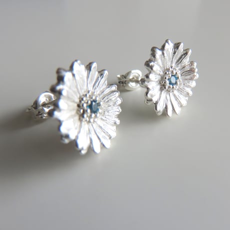 ガーベラピアス、 size L ガーベラポストピアス、【受注生産】Gerbera earrings,　ガーベラ好きさんへ贈るシルバーネックレス　花言葉「希望」「前向き」　11月誕生花