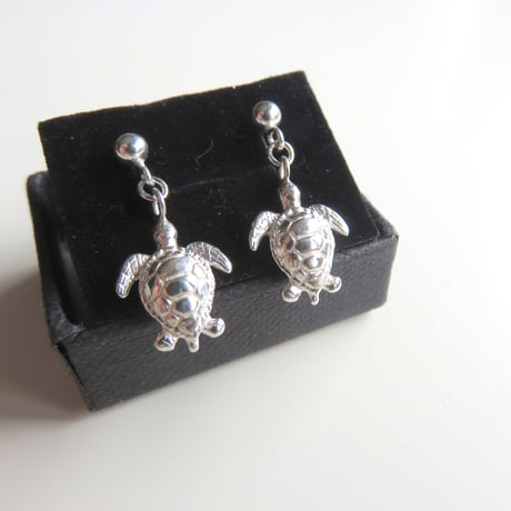 アオウミガメの 揺れるピアス　green turtle
