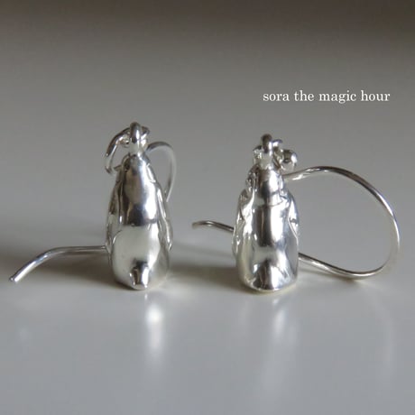皇帝ペンギンの揺れるピアス　ペンギン大好き　ボリューミーピアス　penguin pierced earrings
