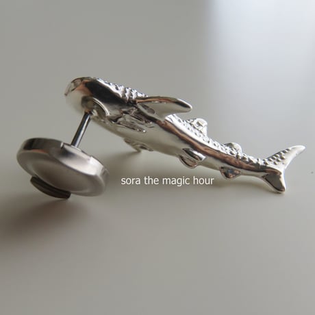 ジンベエザメ　ラペルピン　Whale shark lapel pin　ピンブローチ　タックピン