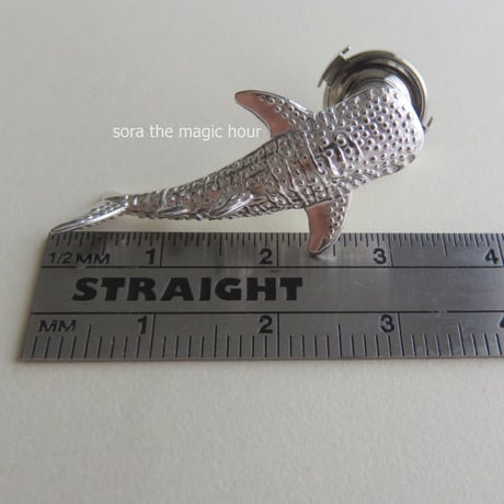 ジンベエザメ　ラペルピン　Whale shark lapel pin　ピンブローチ　タックピン