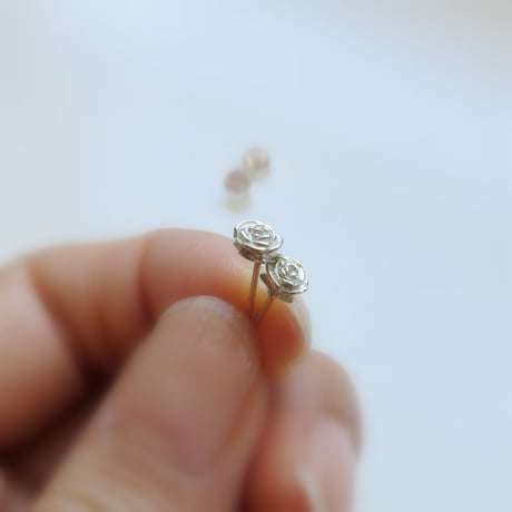 小さいバラのピアス K10 K18　上品で大人かわいいバラのゴールドポストピアス　普段使いにも