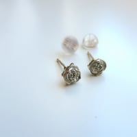 小さいバラのピアス K10 K18　上品で大人かわいいバラのゴールドポストピアス　普段使いにも