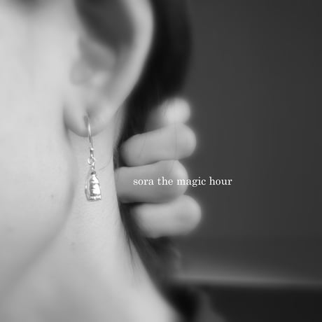 皇帝ペンギンの揺れるピアス　ペンギン大好き　ボリューミーピアス　penguin pierced earrings
