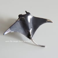 オニイトマキエイ　ラペルピン　大人可愛いリアルなマンタ　Manta ray silver pin