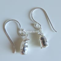 皇帝ペンギンの揺れるピアス　ペンギン大好き　ボリューミーピアス　penguin pierced earrings